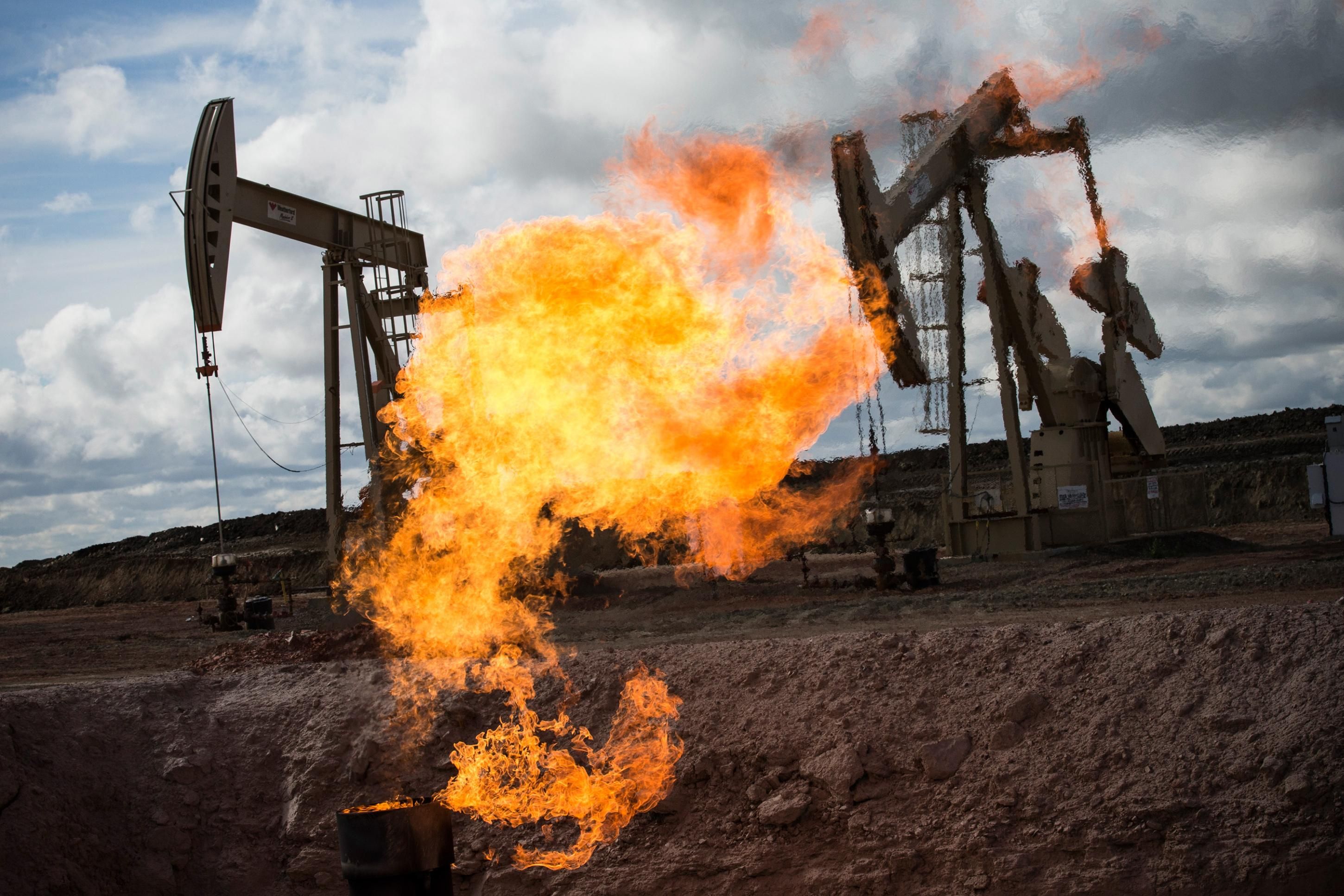 A gas flare is seen at an oil well site on July 26, 2013 outside Williston, North Dakota. (Photo: Andrew Burton via Getty Images)
