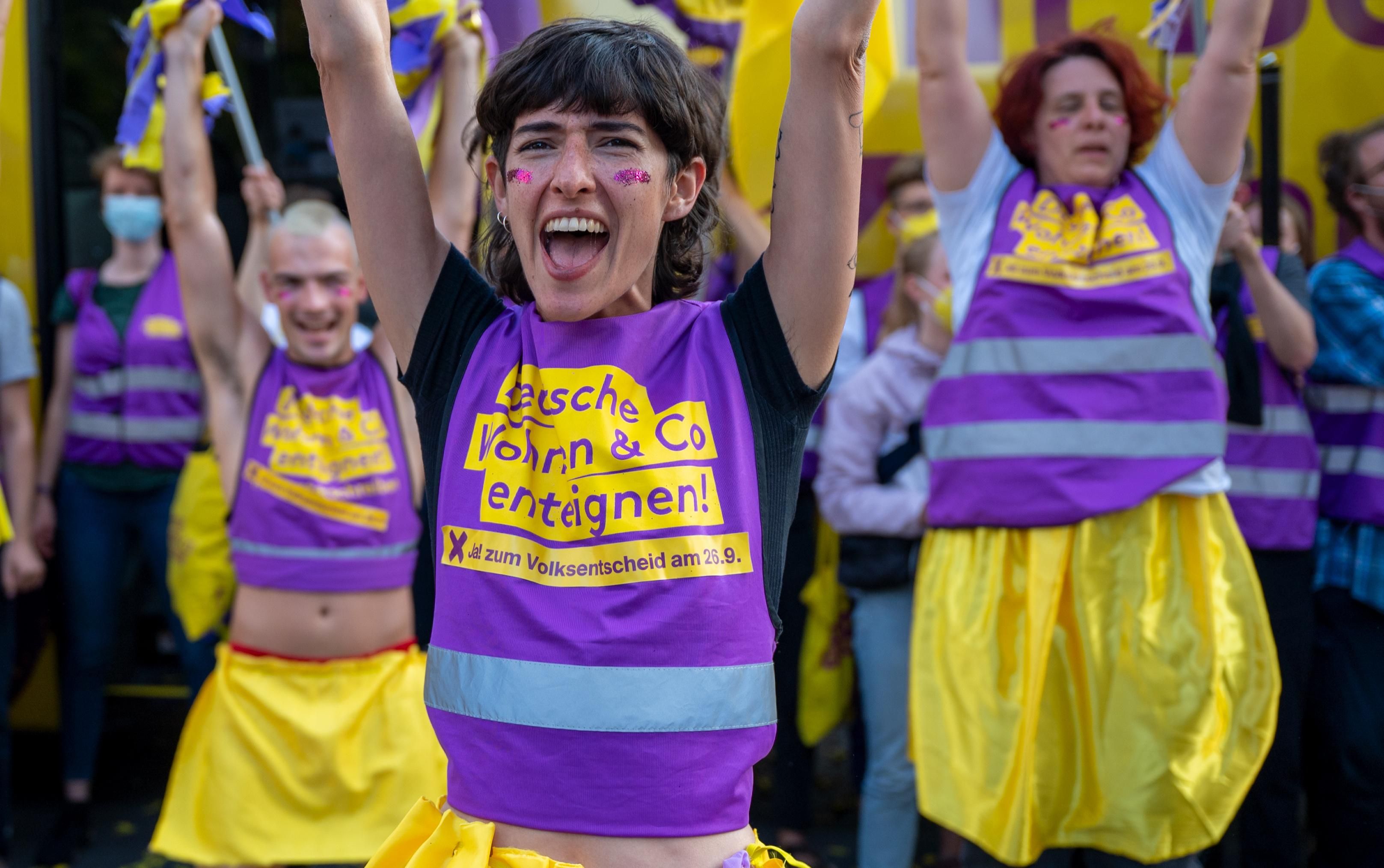 Supporters of the initiative "Expropriate Deutsche Wohnen & Co." dance during an election party on September 26, 2021 in Berlin. (Photo: Monika Skolimowska/picture alliance via Getty Images)