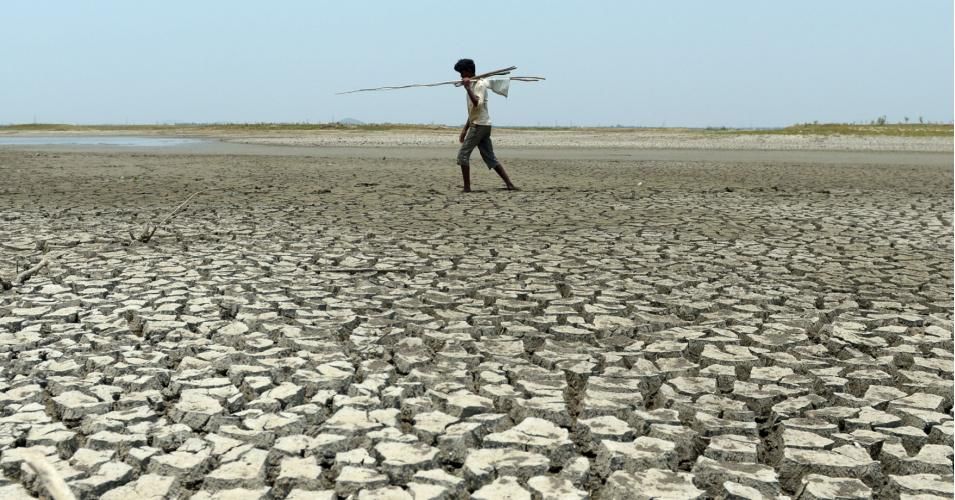 A man walks over the parched bed of a reservoir on the outskirts of Chennai, India on May 17, 2017. (Photo: Arun Sankar/AFP via Getty Images)