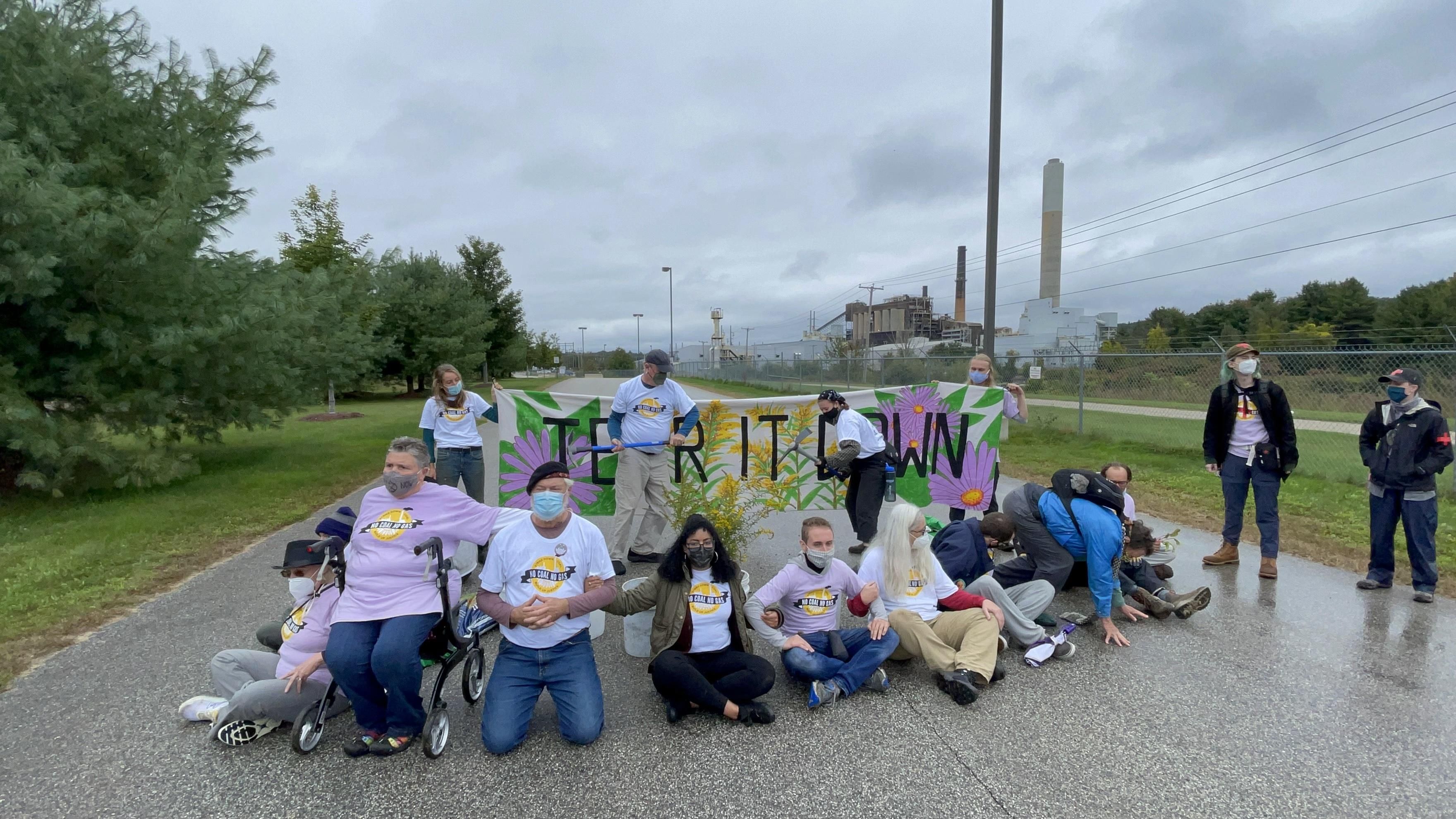 Activists blockade entrace to coal plant in Bow