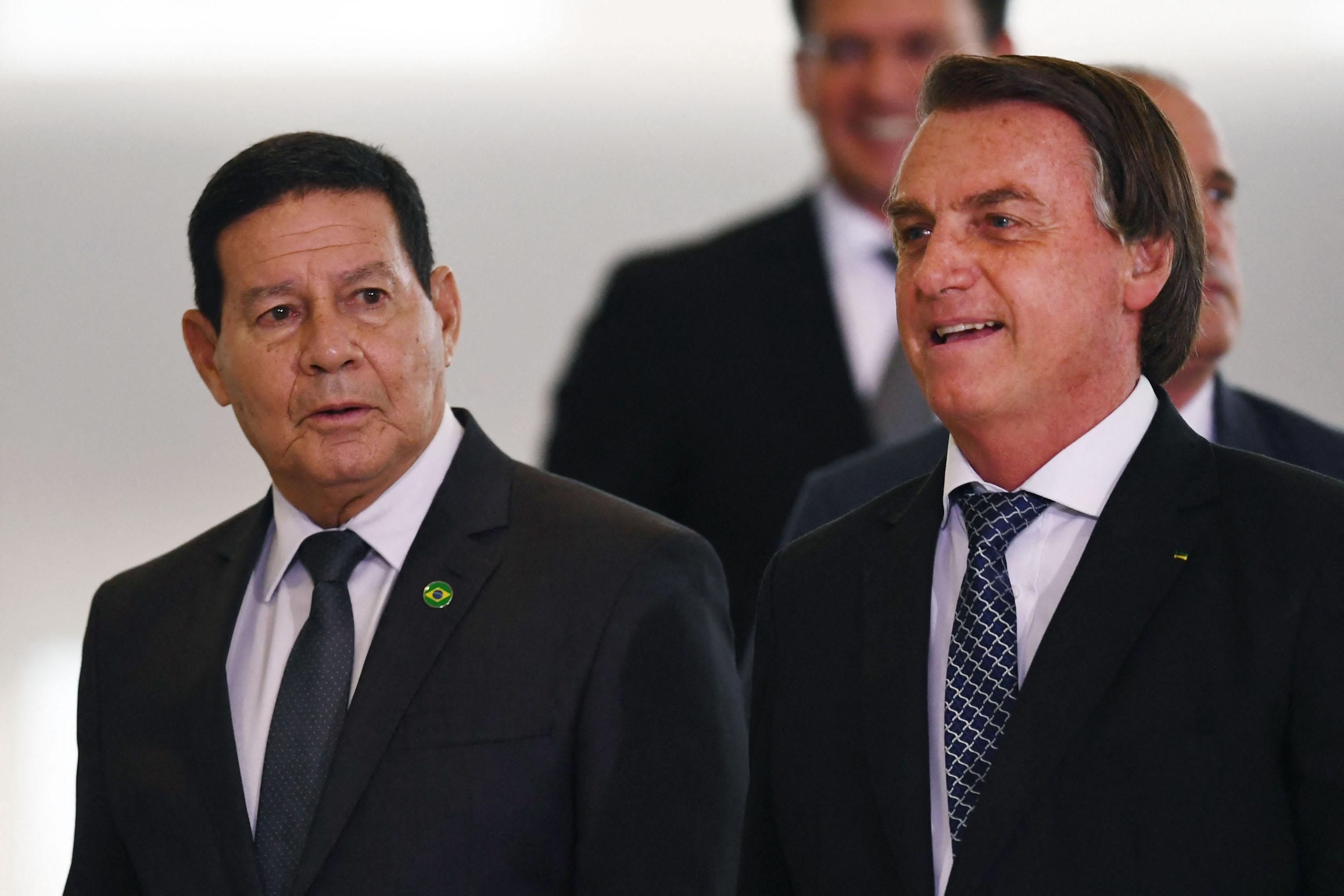 Brazilian President Jair Bolsonaro (R) and his Vice President Hamilton Mourao