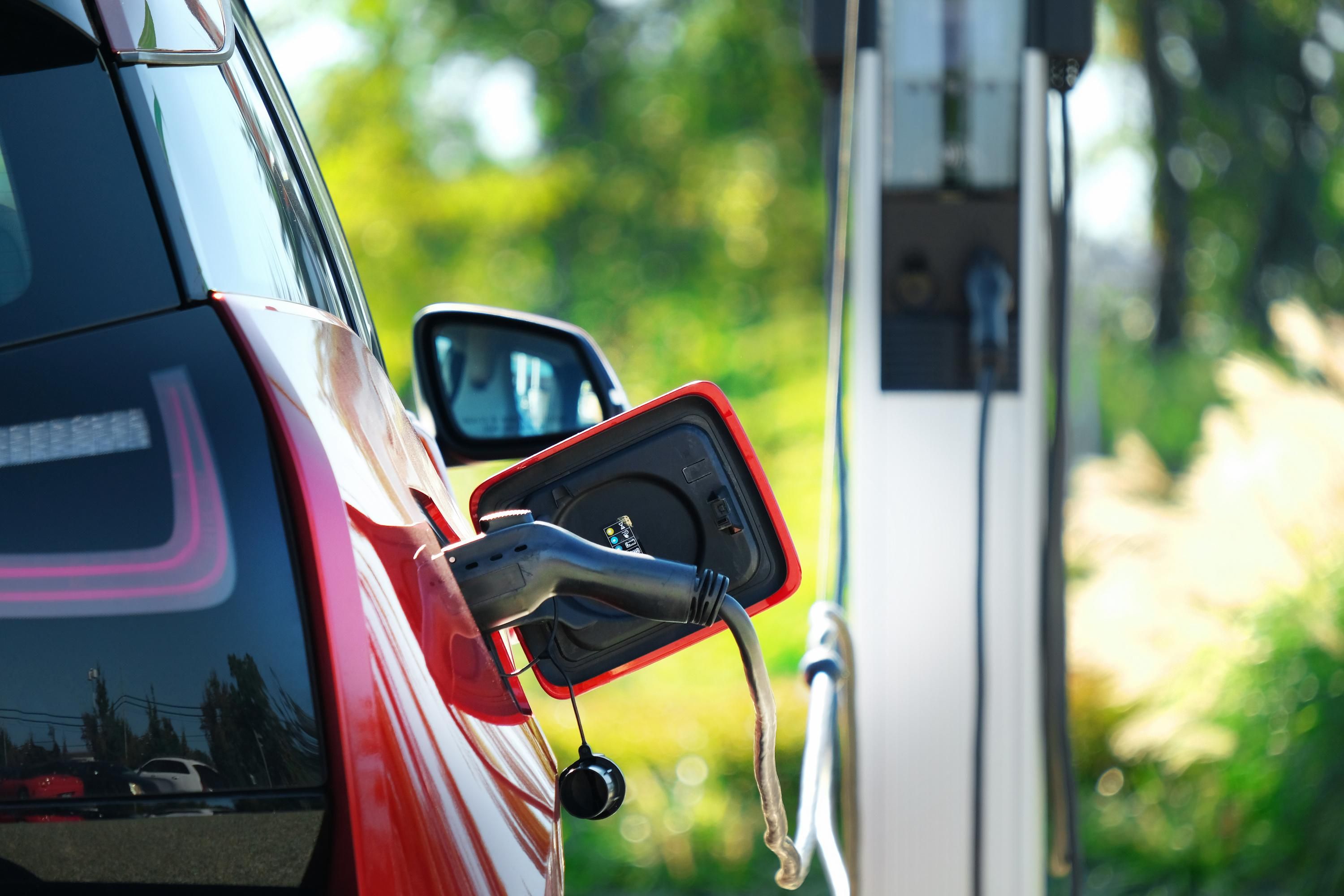 electric vehicle charging (Photo: Shutterstock)