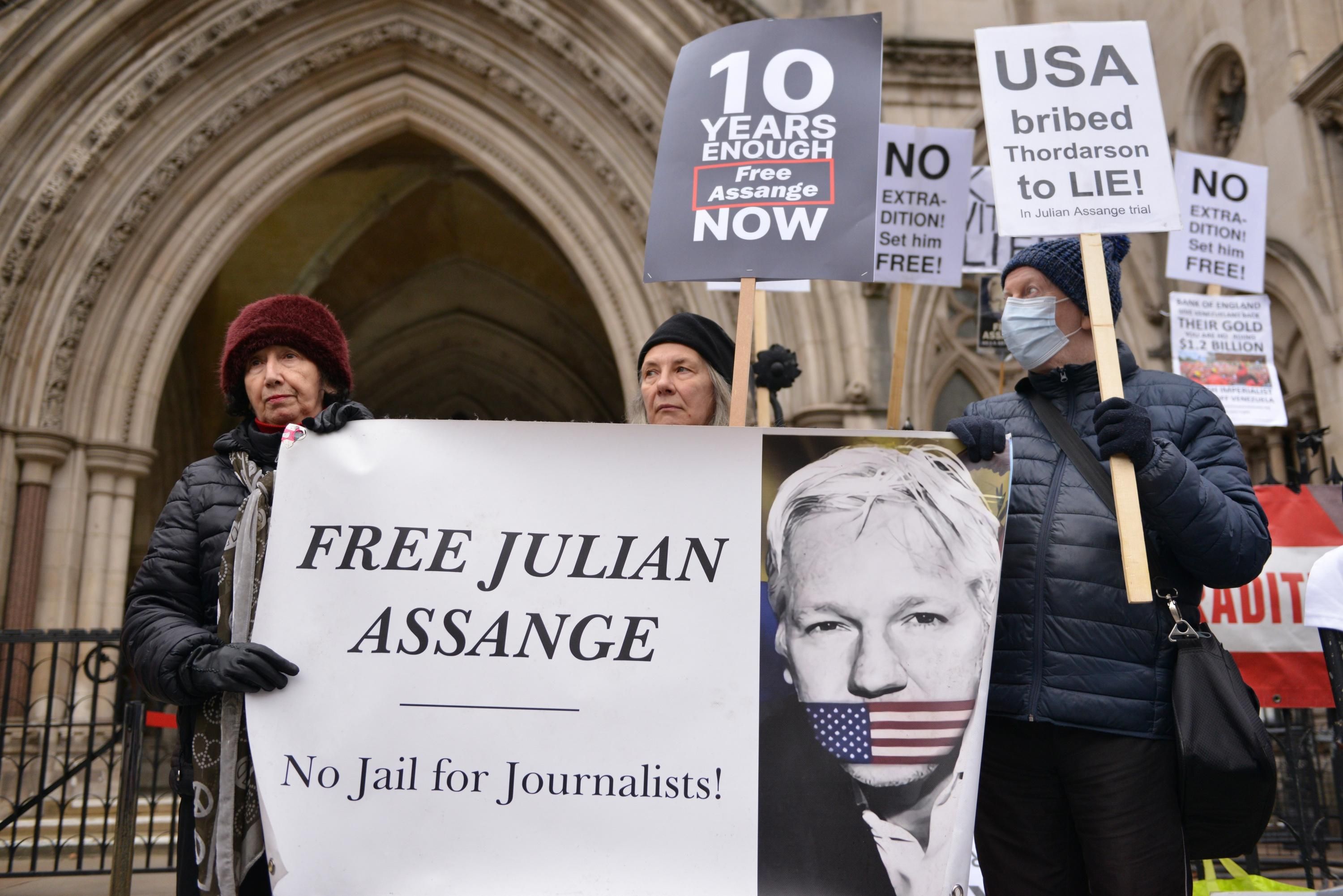 Demonstrators rally in support of WikiLeaks founder Julian Assange