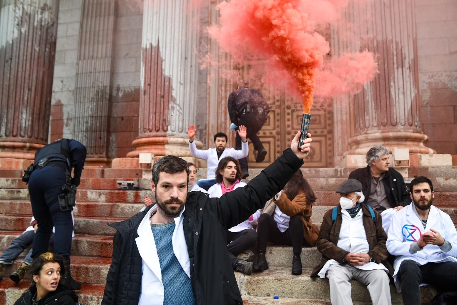 Climate scientists engage in civil disobedience