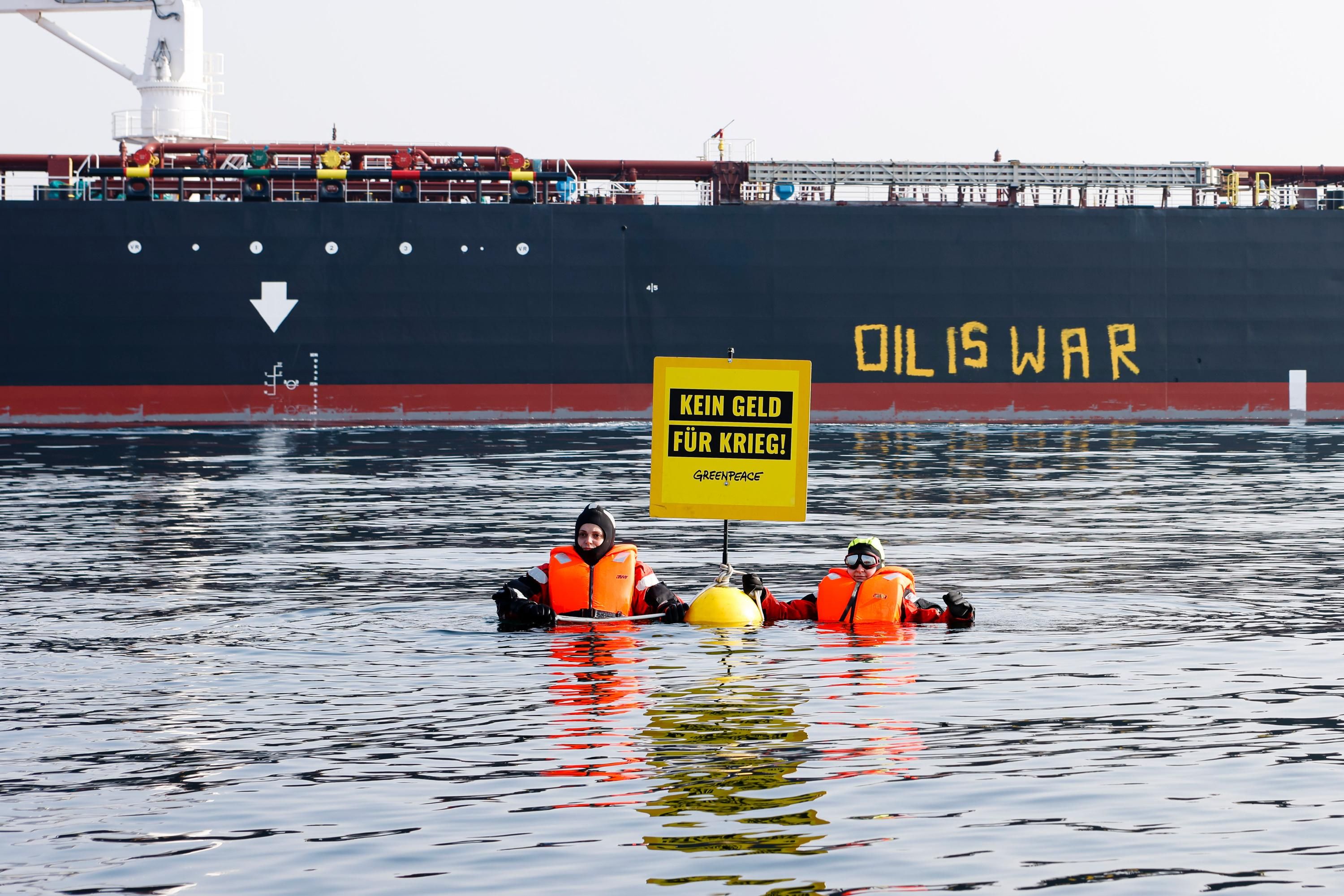 Greenpeace activists
block a Russian oil tanker
