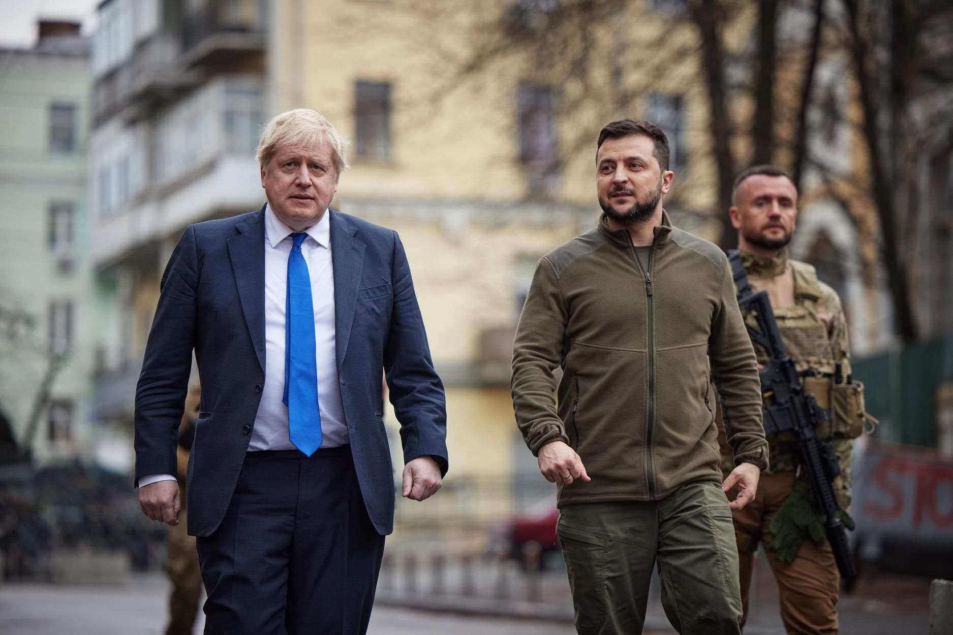 British Prime Minister Boris Johnson walks with the Ukrainian president