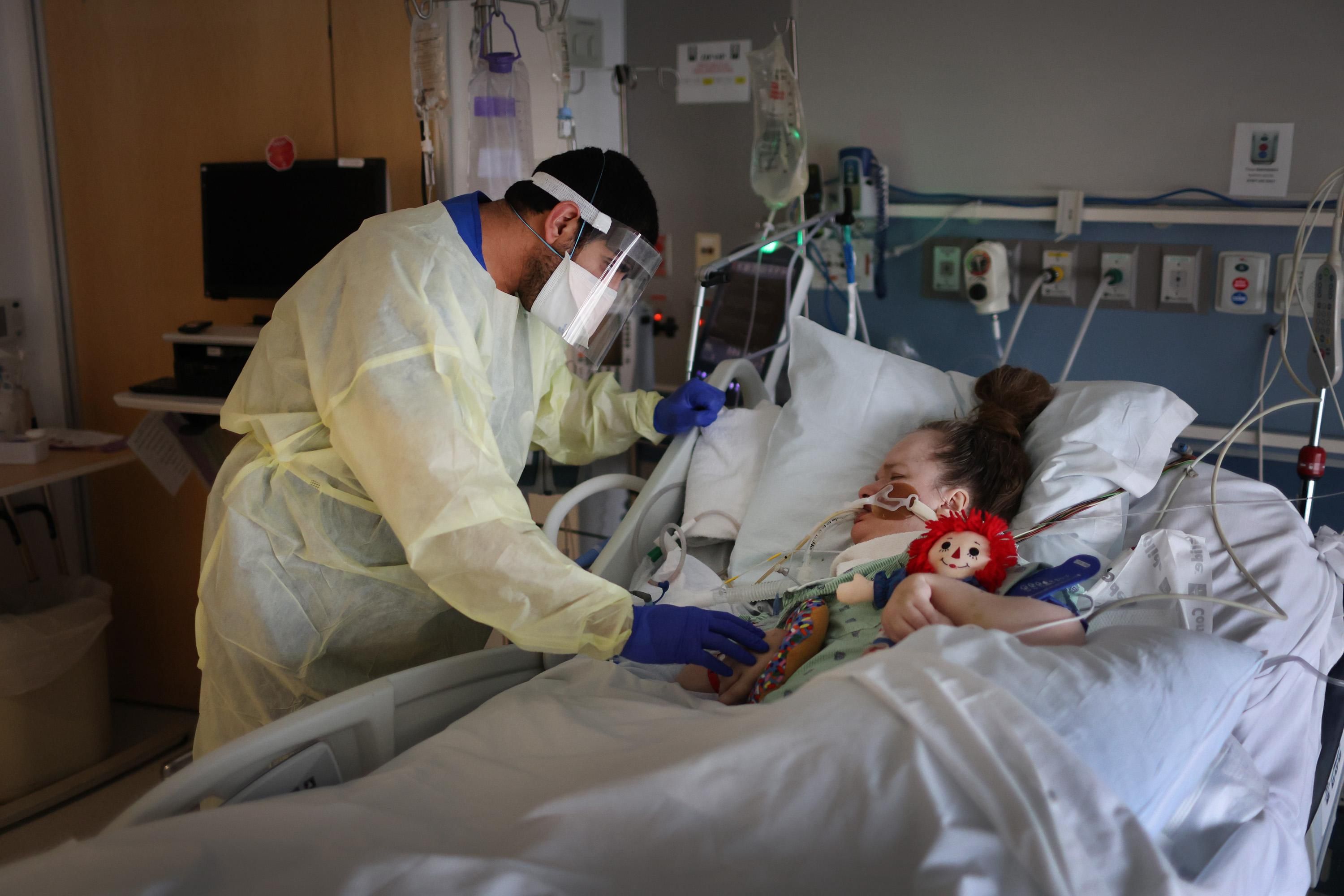 Respiratory Therapist Adel Al Joaid treats Melissa Wartman, a Covid-19 patient, in the ICU at Rush University Medial Center on January 31, 2022 in Chicago. (Photo: Scott Olson/Getty Images)