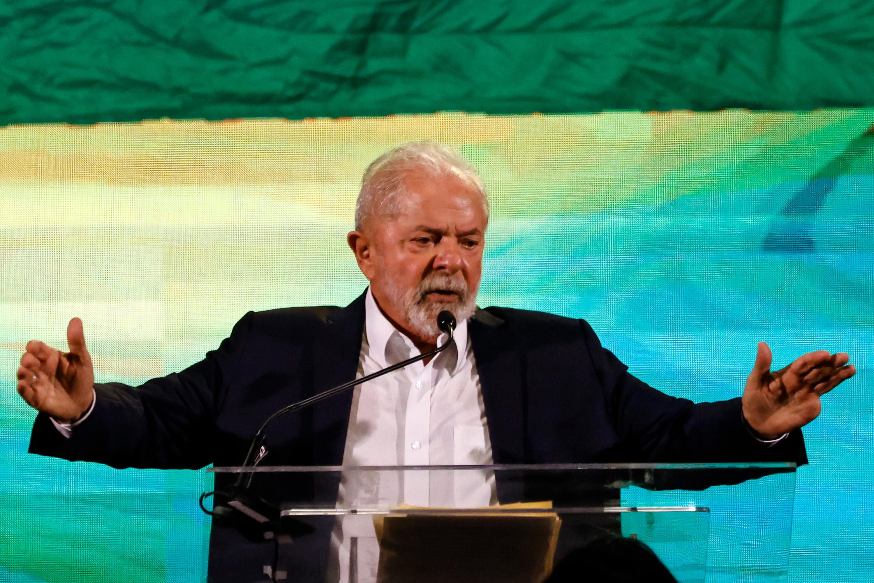 Lula speaks to a crowd of supporters