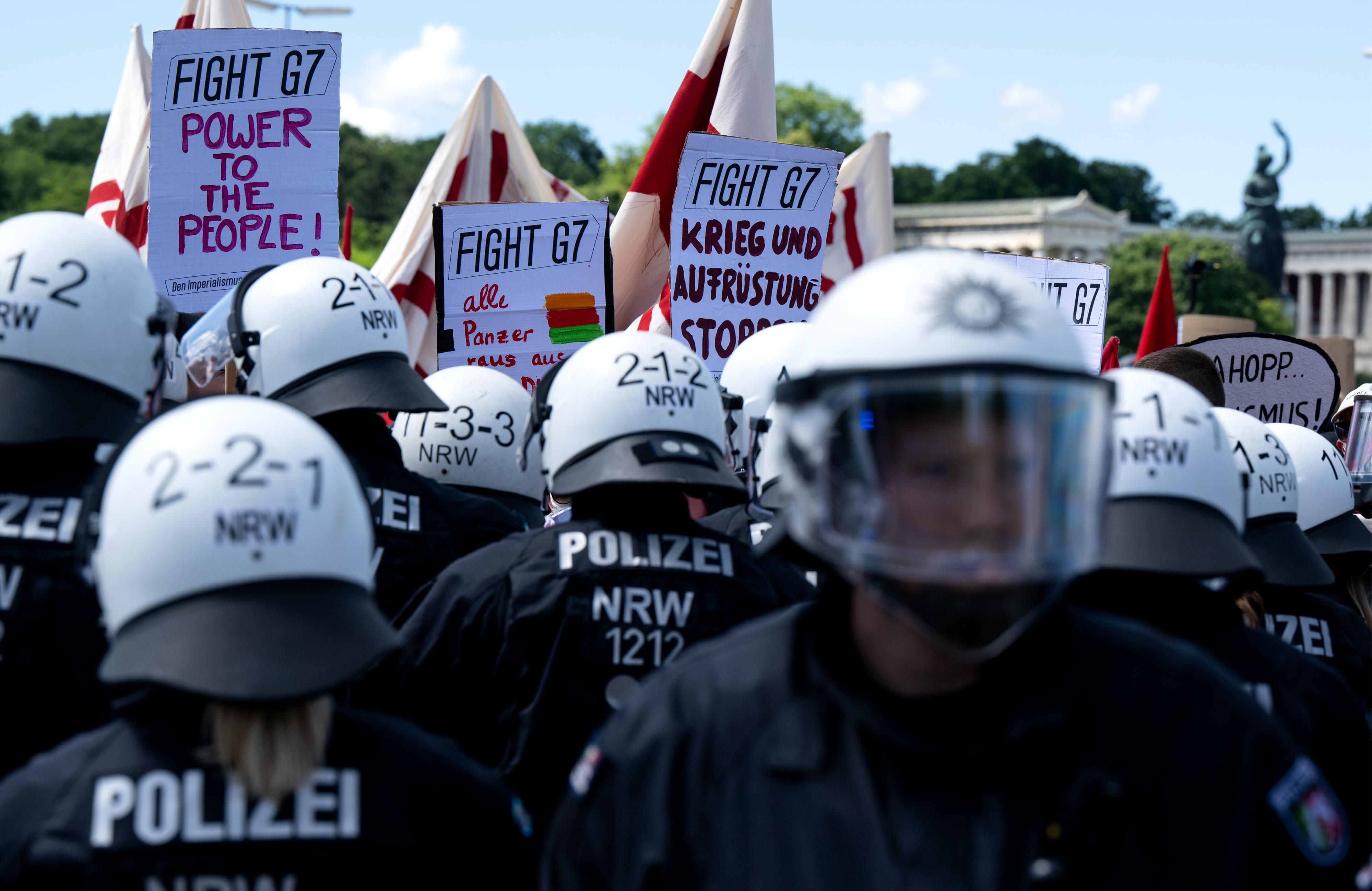 G7 protesters clash with police in Munich, Germany