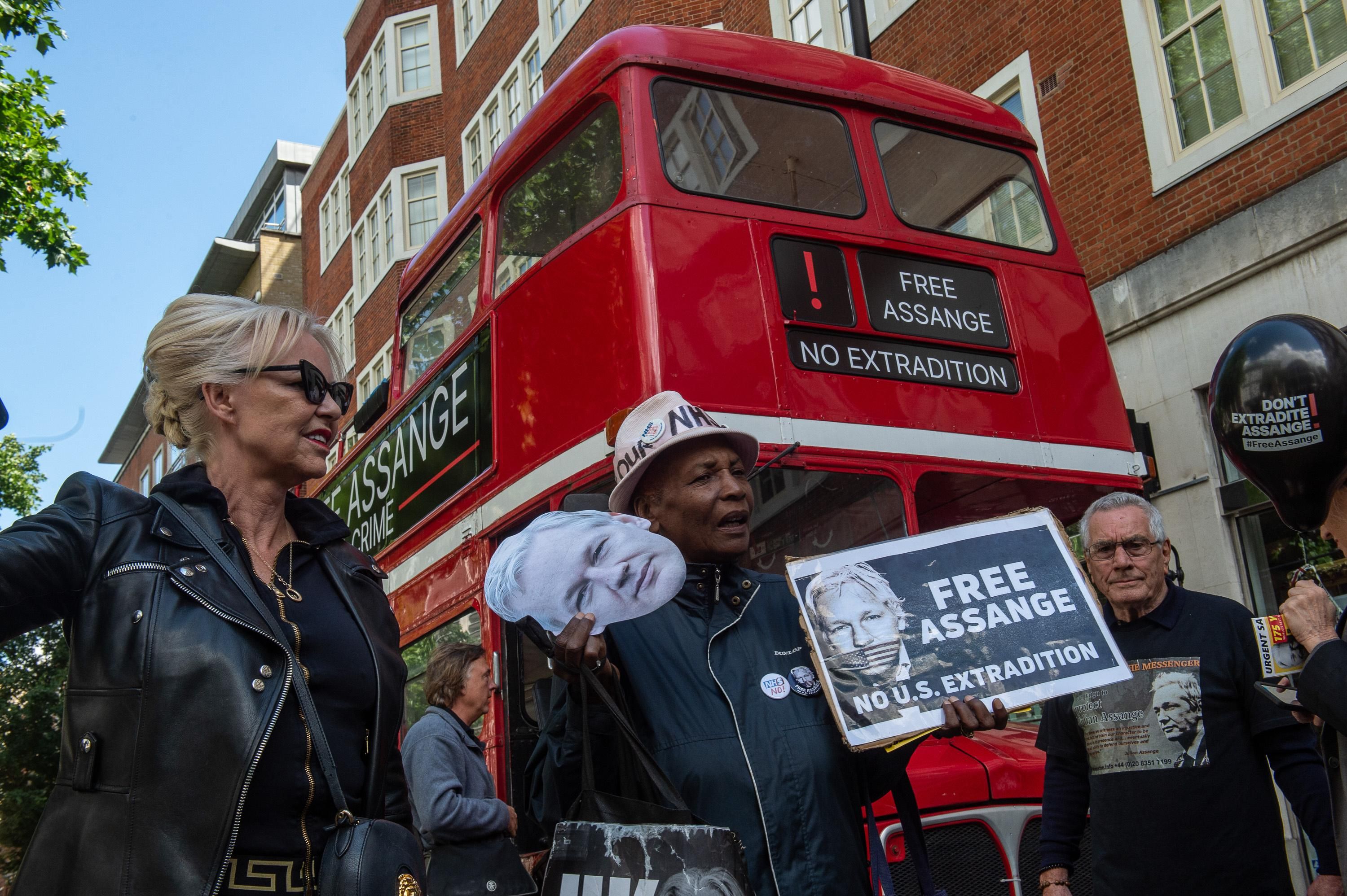 Assange extradition protest