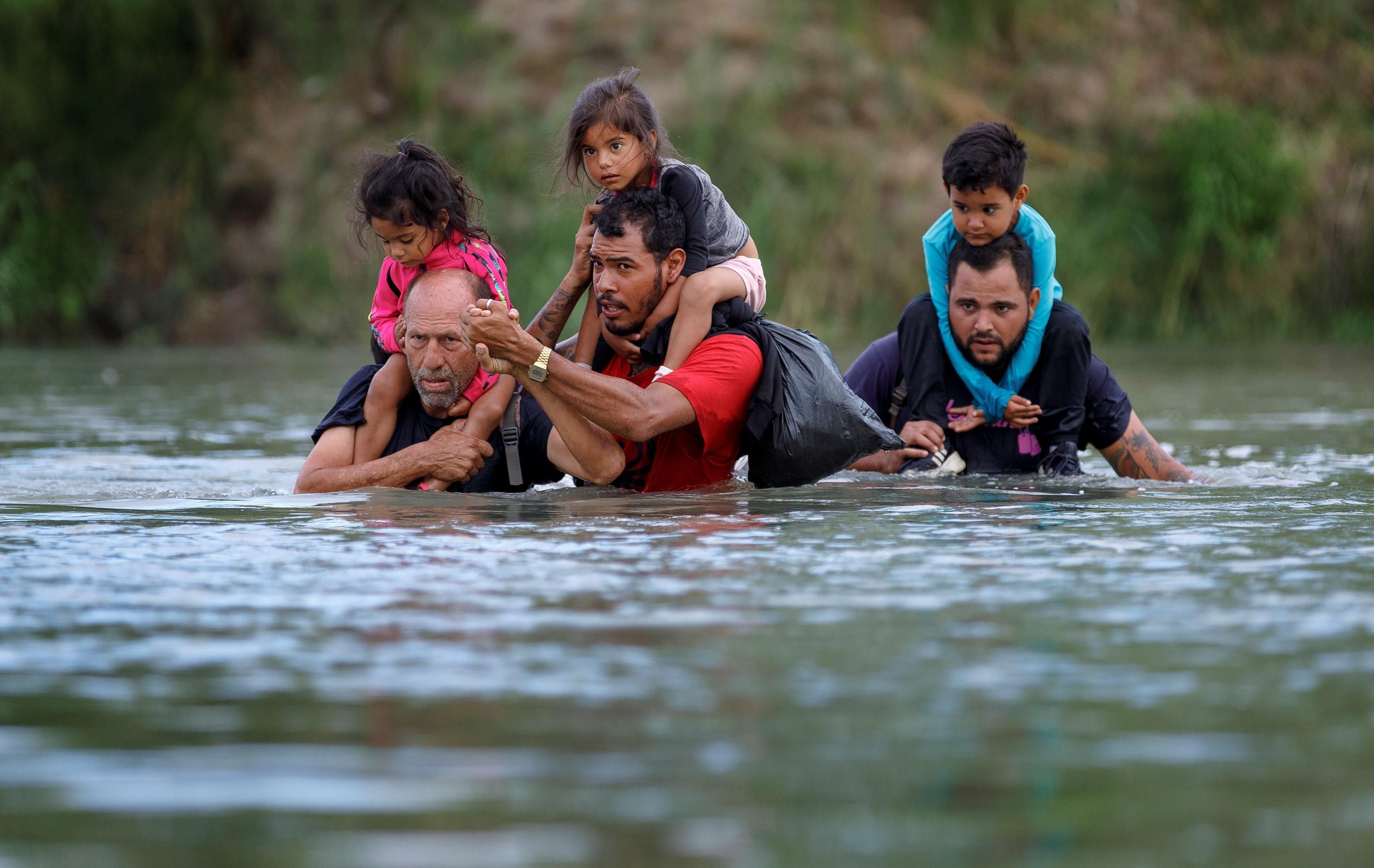 migrants crossing the Rio Grande