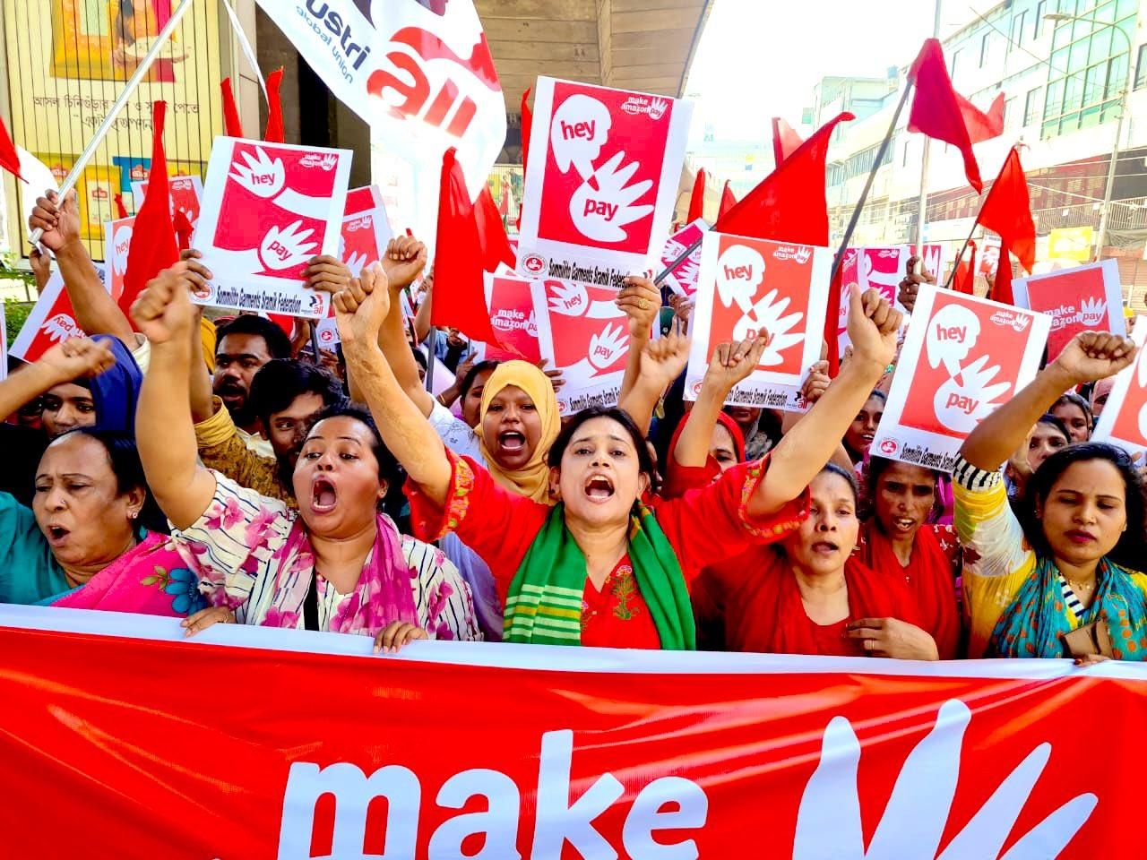 I lavoratori dell'abbigliamento in Bangladesh partecipano a una protesta