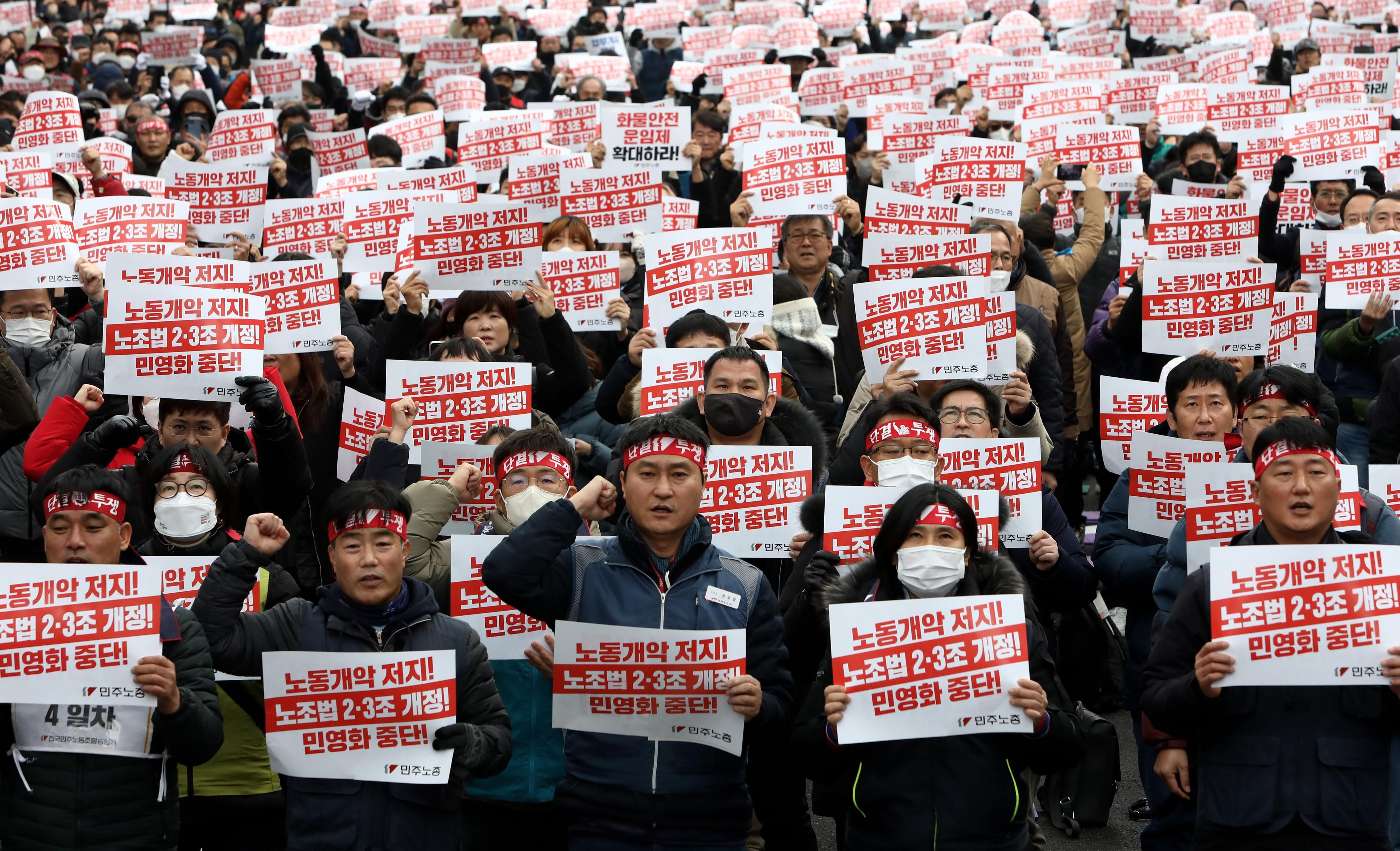 South Korea truckers on strike