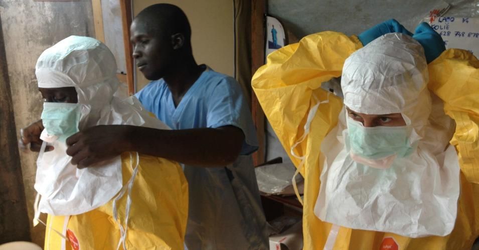 Workers fighting the Ebola outbreak in Guinea in March (Photo: flickr/cc/European Commission DG ECHO)