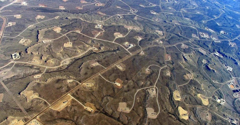 An aerial view of fracking operations in Wyoming. (Photo: Bruce Gordon/ EcoFlight)