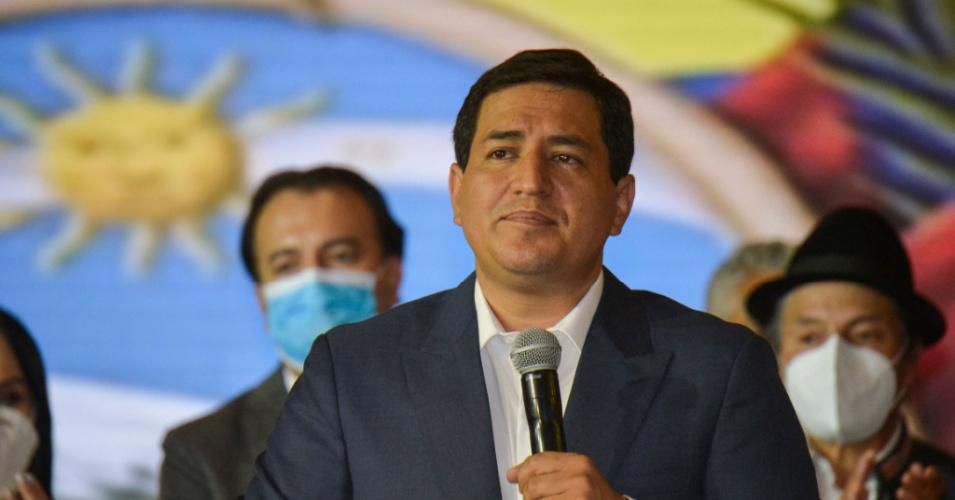Ecuadorean leftist presidential candidate Andrés Arauz speaks to the press to concede his electoral defeat in the country's runoffs in Quito on April 11, 2021. (Photo: Rodrigo Buendia/AFP via Getty Images)