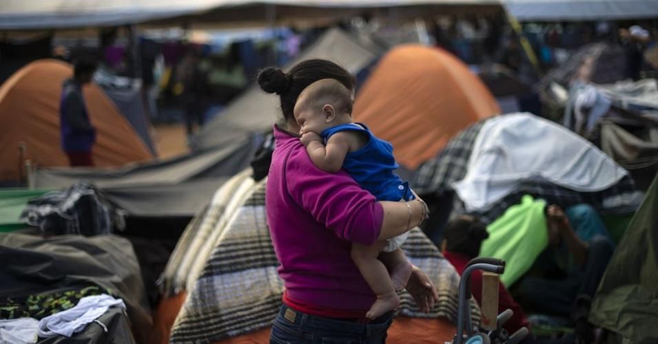 A Central American woman and her baby in a shelter just across the U.S.-Mexican border in Tijuana, Baja California del Norte, on November 28, 2018. (Photo: Pedro Pardo/AFP via Getty Images)