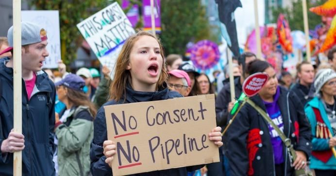 Protesters at a rally in Vancouver to show opposition to the Trans Mountain pipeline on September 9th, 2017. (Photo: William Chen/flickr/cc)