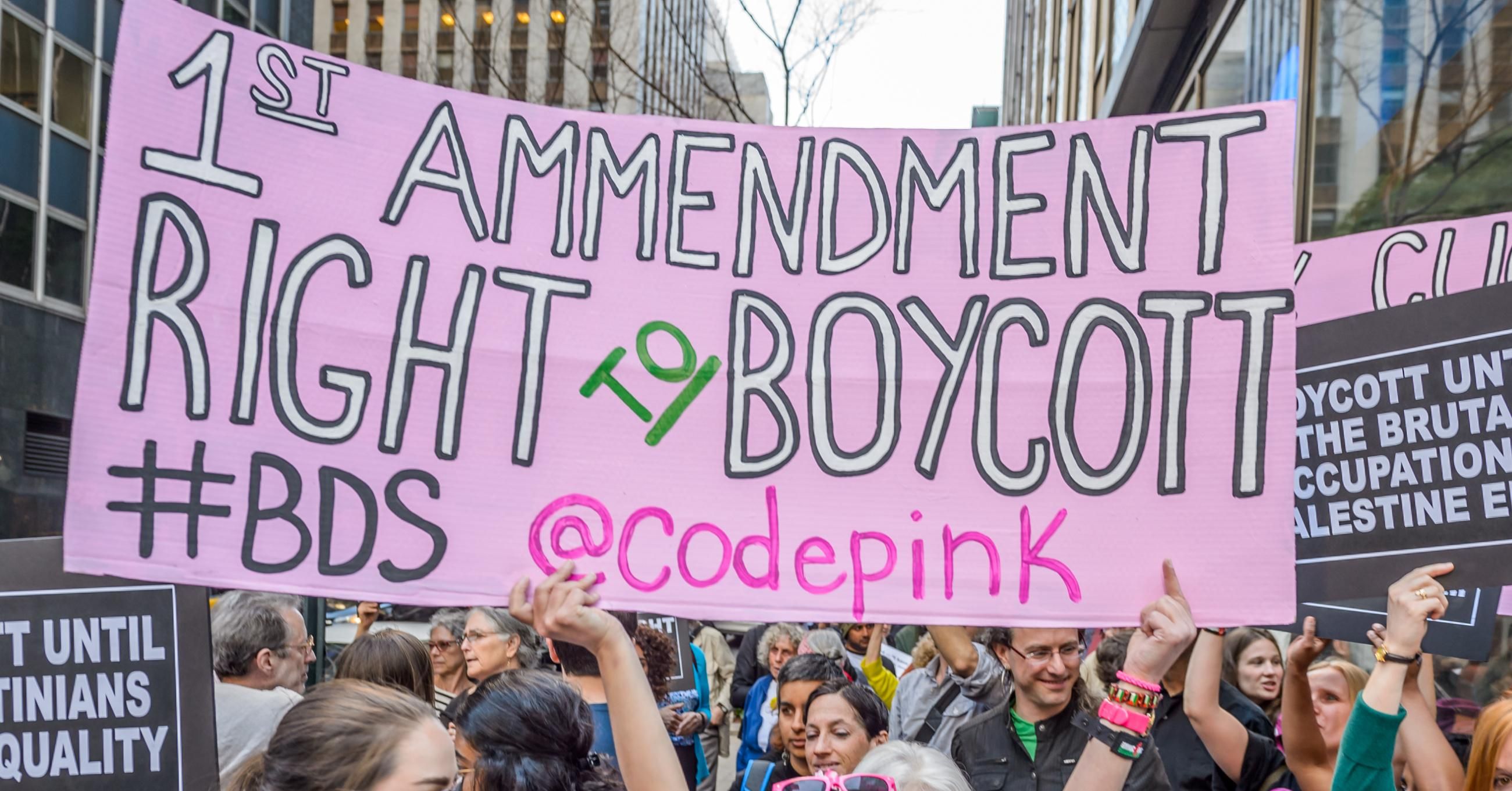 A protester holds up a sign affirming the constitutional right to boycott at a June 9, 2016 demonstration against New York Gov. Andrew Cuomo's executive order requiring state agencies to divest from organizations supporting boycotts of Israel. (Photo: Erik McGregor/LightRocket via Getty Images) 
