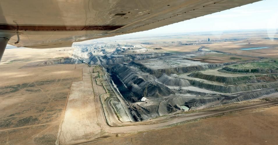An aerial shot of Arch Coal's Black Thunder mine in Wyoming's Powder River Basin. (Photo: Jeremy Buckingham/cc/flickr)