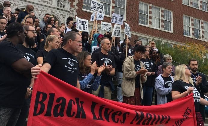 More than 2,000 Seattle educators donned Black Lives Matter t-shirts "with the intent of showing solidarity, promoting anti-racist practices in our schools, and creating dialogue in our schools and communities." (Photo: Jesse Hagopian/Twitter)