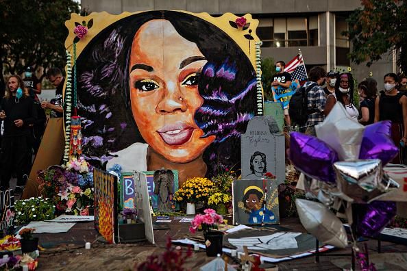 People gather at Breonna Taylor's makeshift memorial in an area activists have renamed Injustice Square Park in downtown Louisville on September 26, 2020 to protest a Kentucky grand jury's failure to charge any police officers for the March killing of Taylor. (Photo: Jason Armond/Los Angeles Times via Getty Images)