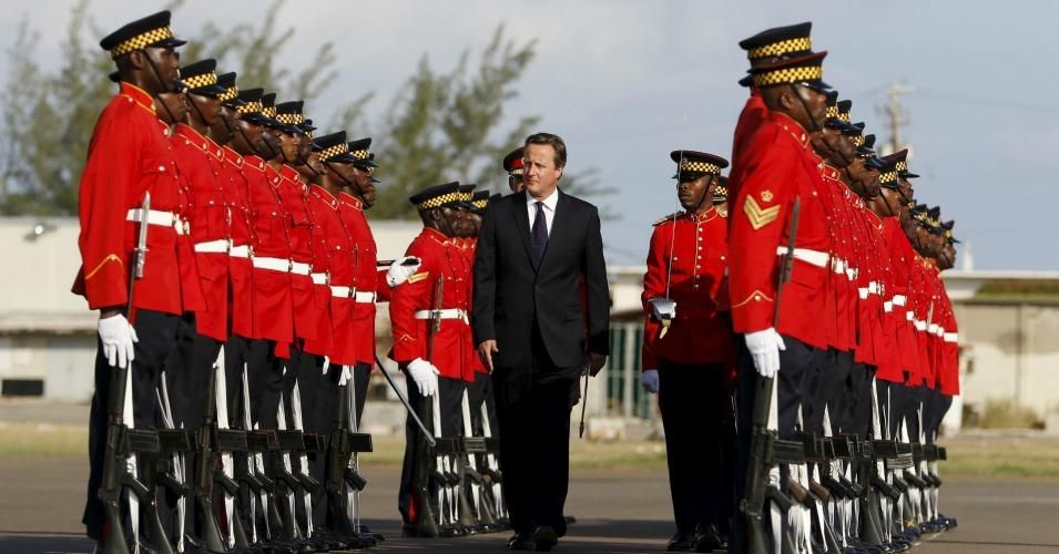 British Prime Minister David Cameron met by an honor guard upon his arrival in Kingston, Jamaica on September 29, 2015. (Photo: Reuters)