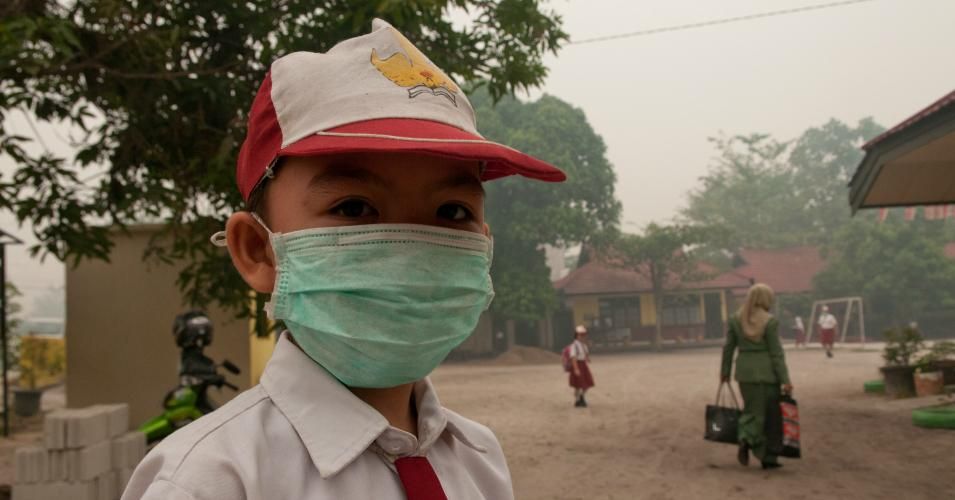 An elementary school student wears a mask