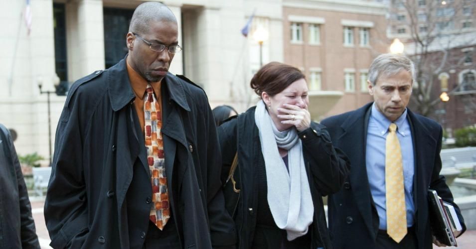 Former CIA officer Jeffrey Sterling, left, leaves the Alexandria Federal Courthouse on Jan. 26 with his wife Holly, center, and attorney Barry Pollack, after being convicted on all nine counts he faced of leaking classified information to a reporter. (Photo: Kevin Wolf/AP)