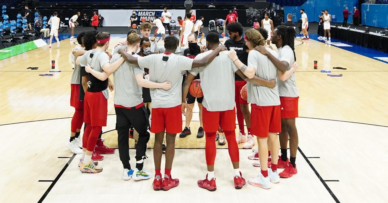 The Rutgers Scarlet Knights huddle before the second round game against the Houston Cougars during the 2021 NCAA Men's Basketball Tournament