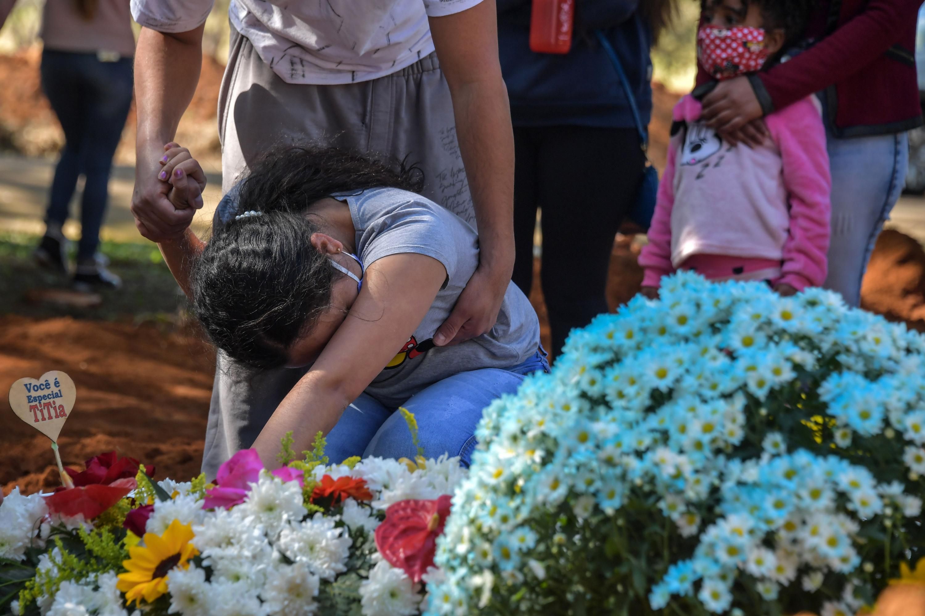 Relatives mourn during the burial of Covid-19 victim Maria Joana Nascimento at Vila Formosa Cemetery, in the outskirts of São Paulo, Brazil on August 6, 2020. (Photo: Nelson Almeida/AFP via Getty Images)