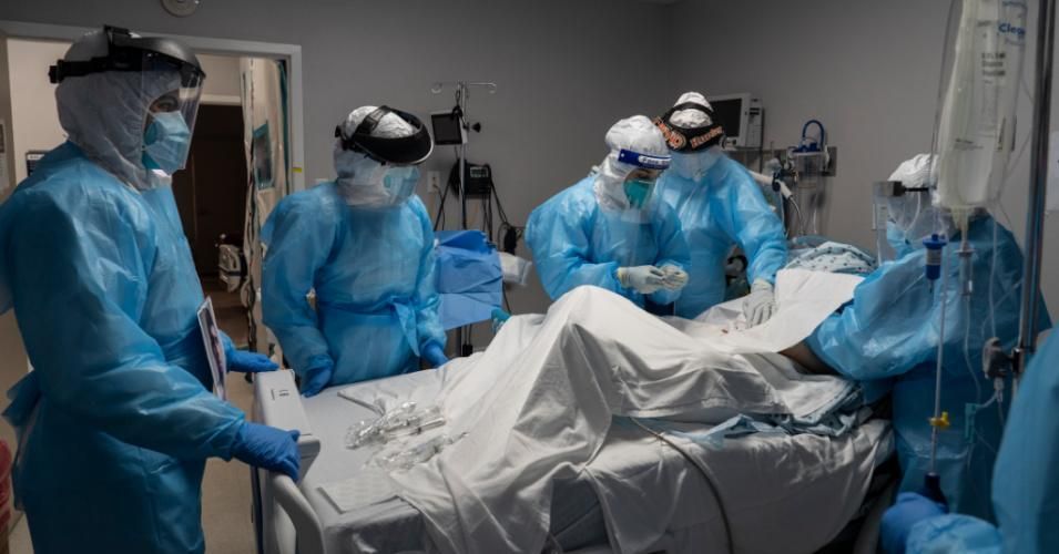Medical staff members treat a patient suffering from Covid-19 in the intensive care unit at the United Memorial Medical Center on October 31, 2020 in Houston, Texas. (Photo: Go Nakamura/Getty Images)
