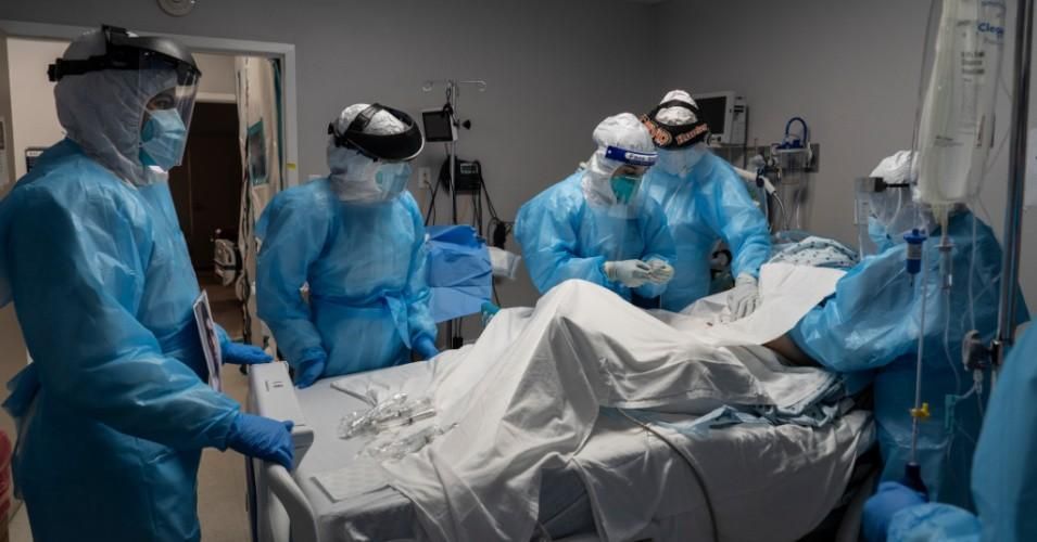 Medical staff members treat a patient suffering from Covid-19 in the intensive care unit at the United Memorial Medical Center on October 31, 2020 in Houston. (Photo: Go Nakamura/Getty Images)