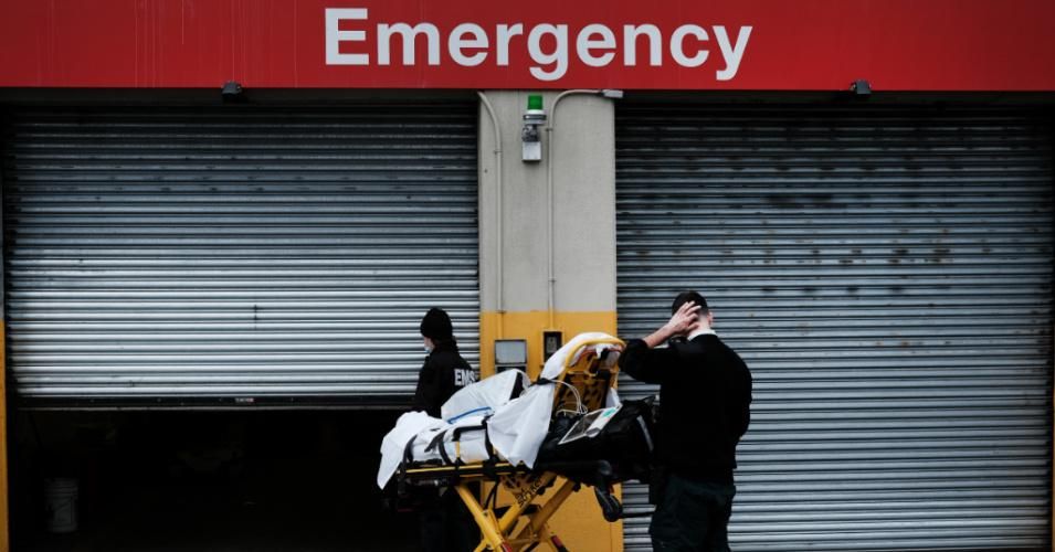 A patient is brought into a Brooklyn hospital that has seen a high number of Covid-19 patients on January 27, 2021 in New York City. (Photo: Spencer Platt/Getty Images)