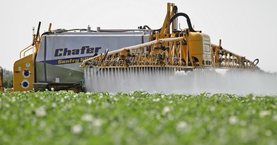 "It’s alarming to see just how common it’s been for the EPA to ignore how these chemical mixtures might endanger the health of our environment," said Nathan Donley, a scientist with the Center for Biological Diversity and author of the report. (Photo: Chafer Machinery/cc/flickr)