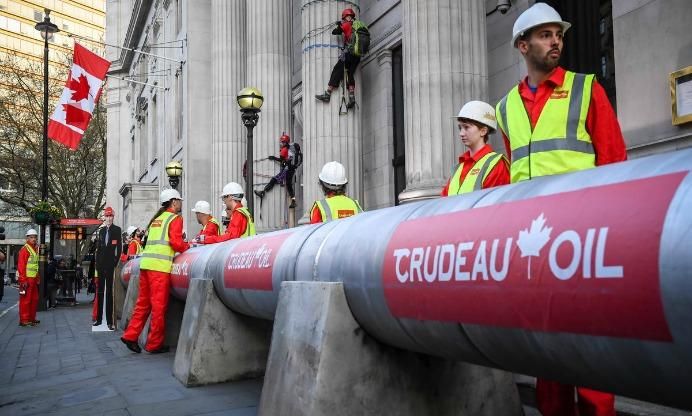 The entrance to the Canadian High Commission in Trafalgar Square has been blocked by climate campaigners who’ve built a huge oil pipeline around the building. The protest comes as Canadian PM Justin Trudeau touches down in London for the Commonwealth Heads of Government meeting. (Photo: © Chris J Ratcliffe / Greenpeace)