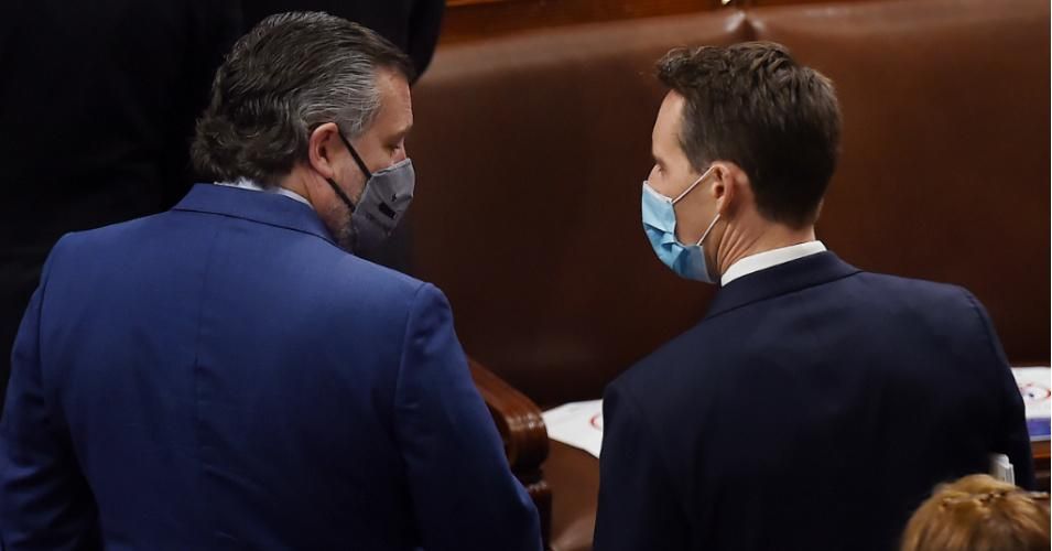 Sen. Ted Cruz (R-Texas) speaks with Sen. Josh Hawley (R-Mo.) during a joint session of Congress to ratify the 2020 presidential election at the U.S. Capitol onJanuary 6, 2021. (Photo: Olivier Douliery/AFP via Getty Images)