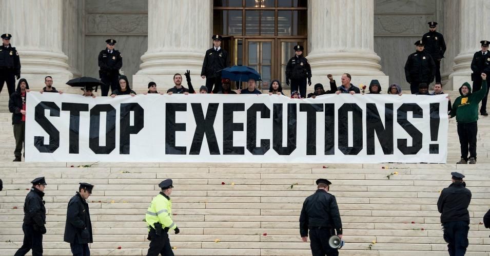 Police officers gather to remove activists during an anti death penalty protest in front of the US Supreme Court January 17, 2017 in Washington, DC. (Photo: Brendan Smialowski/AFP/Getty Images)
