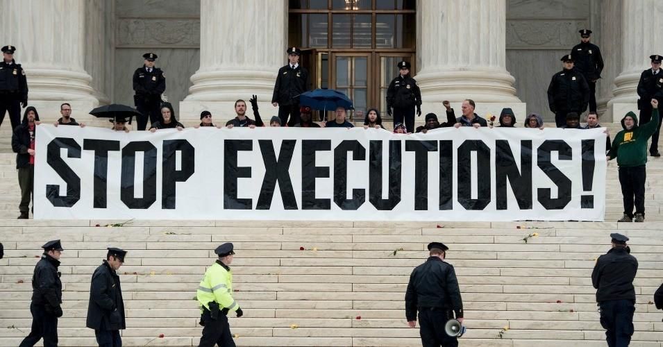 Police officers gather to remove activists during an anti-death penalty protest in front of the US Supreme Court in Washington, DC. (Photo: Brendan Smialowski/AFP/Getty Images)