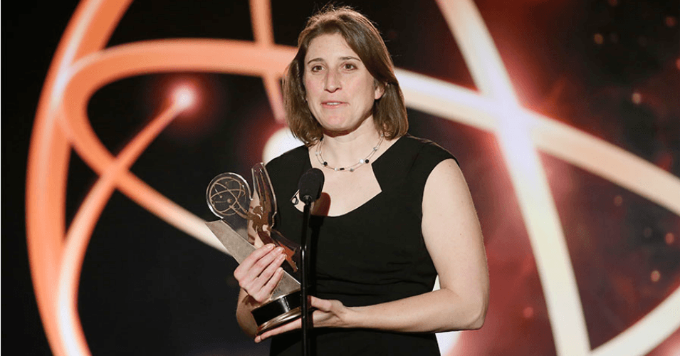 Deia Schlosberg accepting an Emmy in 2014.