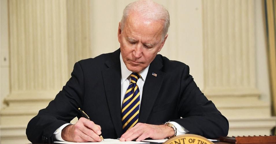 President Joe Biden signs an executive order on securing critical supply chains, in the State Dining Room of the White House in Washington, D.C. on February 24, 2021. (Photo: Saul Loeb / AFP via Getty Images)