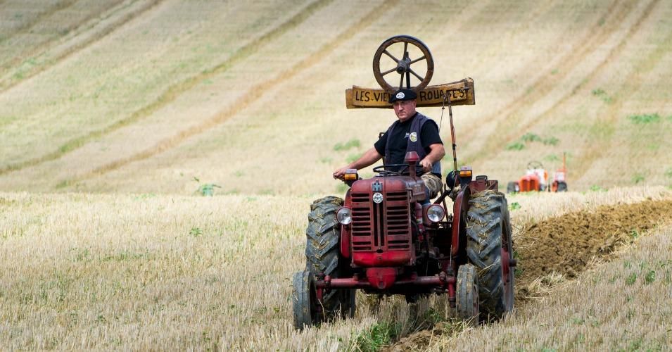 A farmer plows a field in Gragnague, Midi-Pyrenees, France. (Photo: Lelou/cc/flickr)
