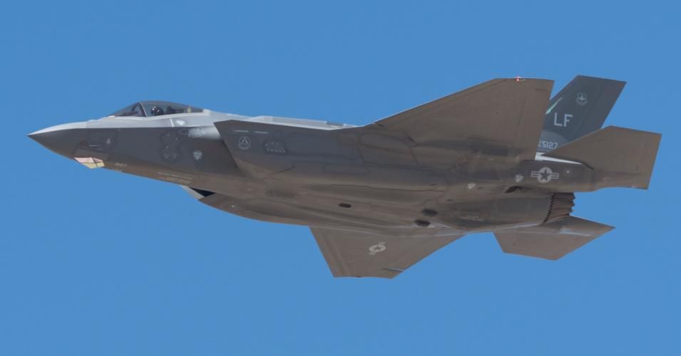 A U.S. Air Force pilot flies the F-35 Lightning II fighter jet during a public display at Luke Air Force Base near Phoenix on March 17, 2018. (Photo: Yichuan Cao/NurPhoto via Getty Images)