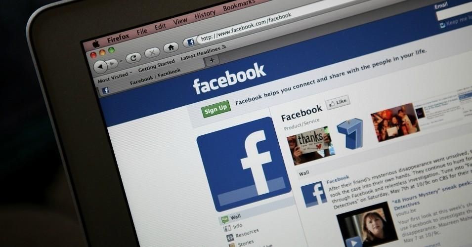 In response to Facebook's attempt to cancel a NYU research project that has been collecting data about the company's ad-targeting practices, Common Cause has launched a petition imploring the social media giant to "shut down disinformation on their platform—instead of trying to shut down the advocates and academics who are trying to expose it." (Photo: Justin Sullivan/Getty Images)