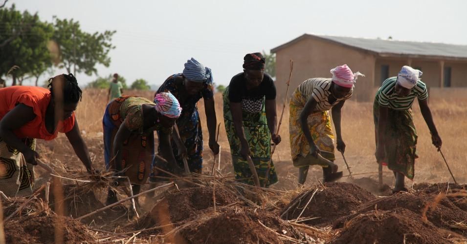 Members of Rural Women's Farmers Association of Ghana (RUWFAG) preparing a field for sowing. (Photo: Global Justice Now/cc/flickr)