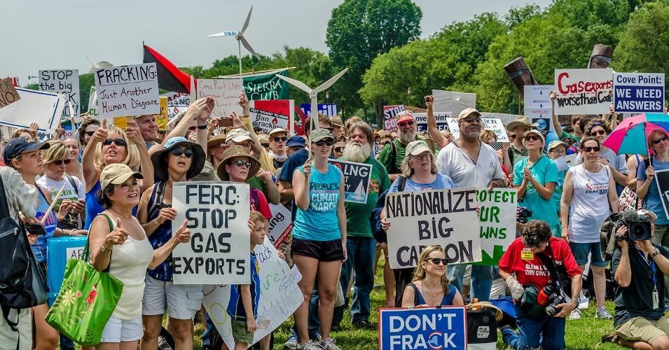 Environmental activists in Washington, D.C.. (Photo: Chesapeake Climate/flickr/cc)