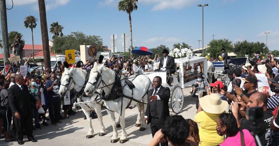 Mourners watch as George Floyd's horse-drawn hearse makes it way to his final resting place in Houston Memorial Gardens in Pearland, Texas on June 9, 2020. (Photo: Joe Raedle/Getty Images) 