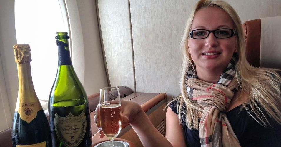 A passenger enjoys her choice of Krug or Dom Perignon champagne while relaxing in the first class cabin on a Singapore Airlines Airbus A380 flight. (Photo: s.yume/Flickr/cc)