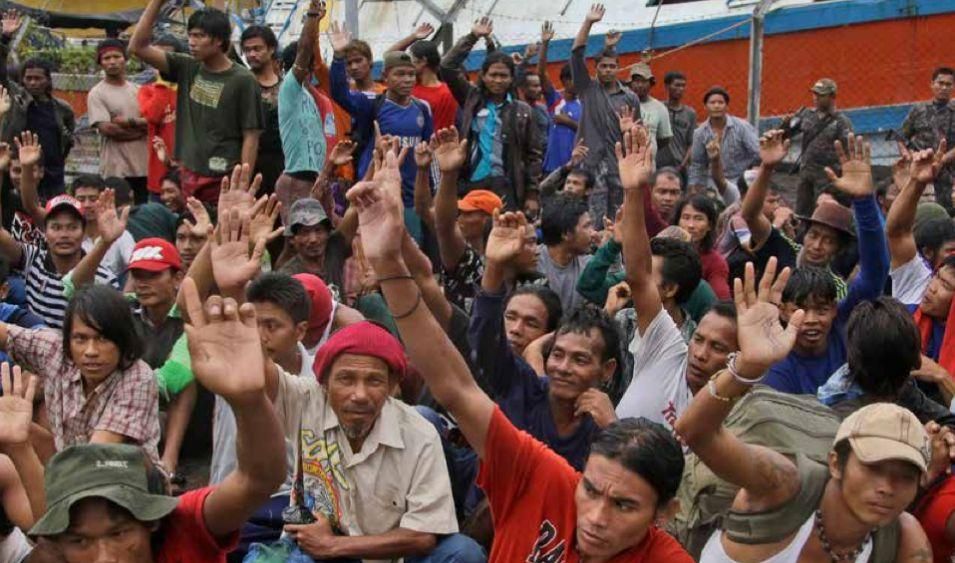 Fisherman raise their hands when asked who among them would like to go home. (Image via US State Department)
