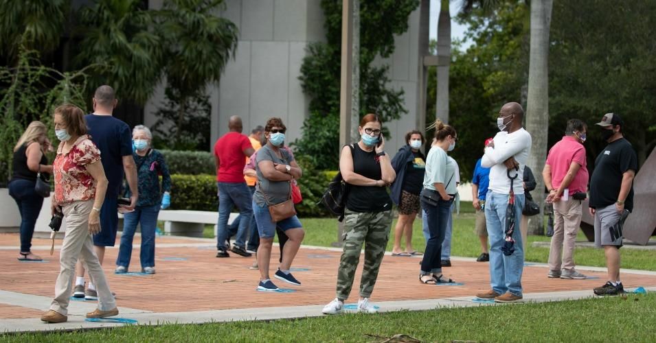 Voters wait in line, socially distanced from each other, to cast their early ballots at the Westchester Regional Library polling station on October 19, 2020 in Westchester, Florida. (Photo: Joe Raedle/Getty Images)